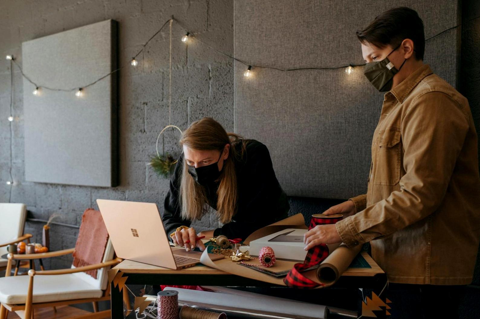 Moderne Finanzanalyse-Tools und Beratungsunterlagen auf einem Schreibtisch